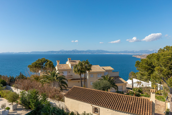 Mediterranean villa with lots of potential and views of the bay of Palma image 4