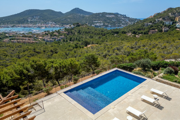 Exclusive villa property in a unique location with fantastic sea views image 2