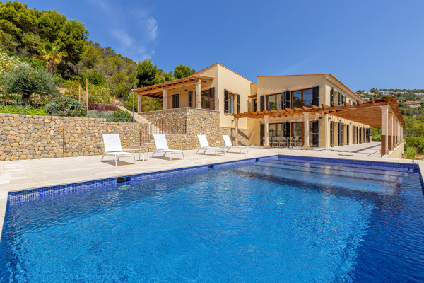 Exclusive villa property in a unique location with fantastic sea views image 3