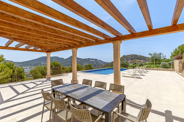 Exclusive villa property in a unique location with fantastic sea views image 4