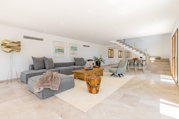 Exclusive villa property in a unique location with fantastic sea views image 6