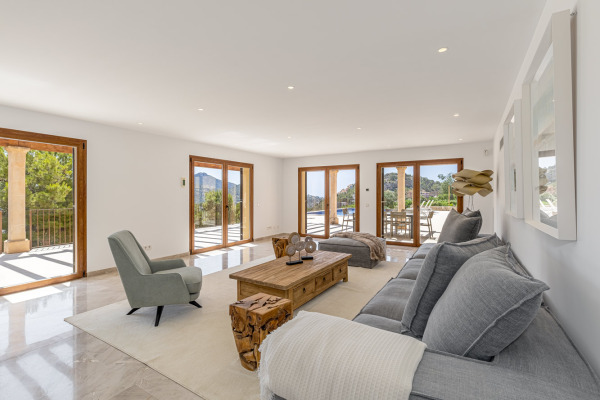 Exclusive villa property in a unique location with fantastic sea views image 7