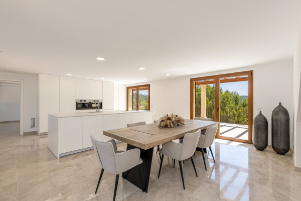 Exclusive villa property in a unique location with fantastic sea views image 8