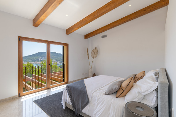 Exclusive villa property in a unique location with fantastic sea views image 9