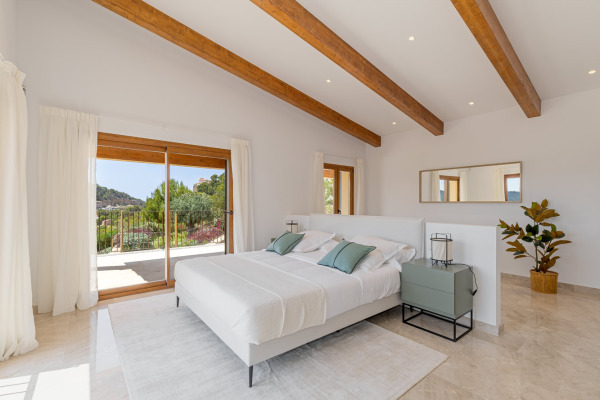 Exclusive villa property in a unique location with fantastic sea views image 11