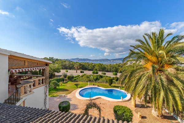 Traditional villa with lots of potential for modernization
