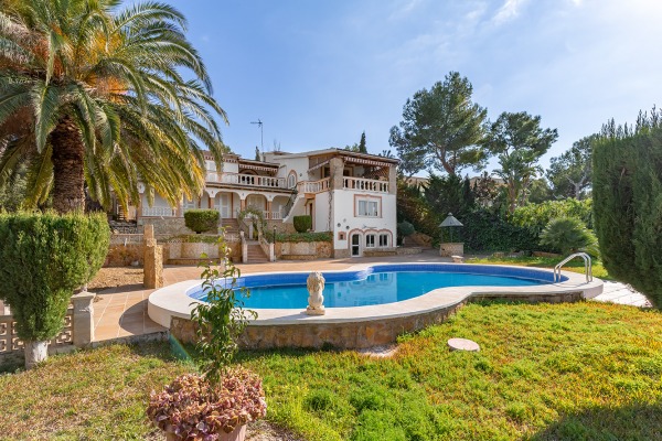 Traditional villa with lots of potential for modernization image 5