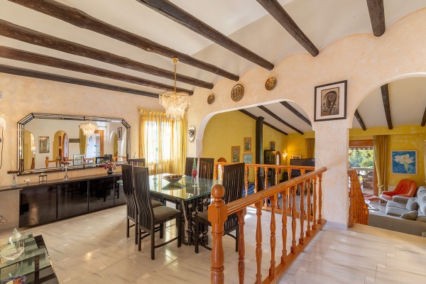 Traditional villa with lots of potential for modernization image 7