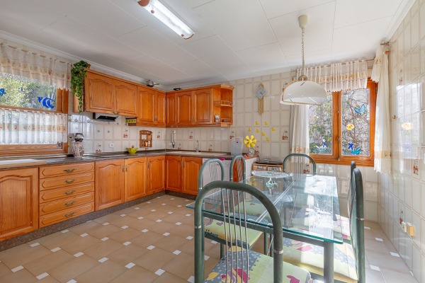 Traditional villa with lots of potential for modernization image 8