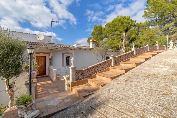 Traditional villa with lots of potential for modernization image 9