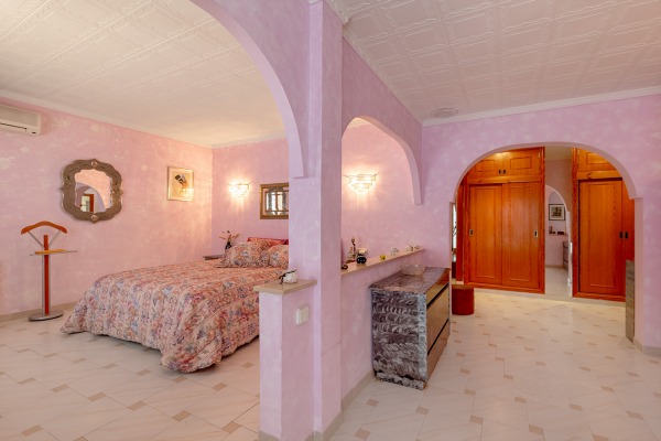 Traditional villa with lots of potential for modernization image 10