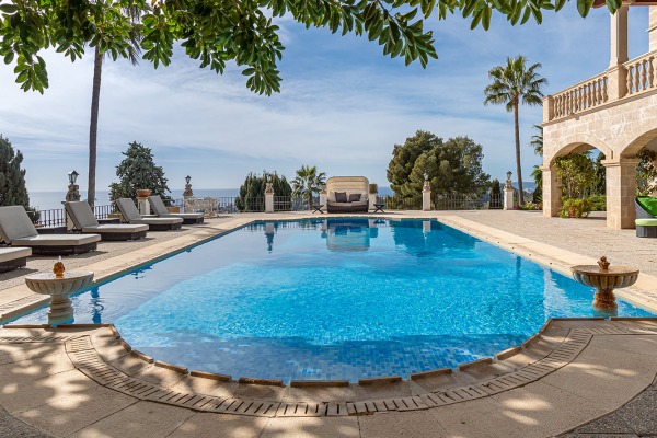 Exclusive luxury villa with sea views in a sought-after location in Genova image 3