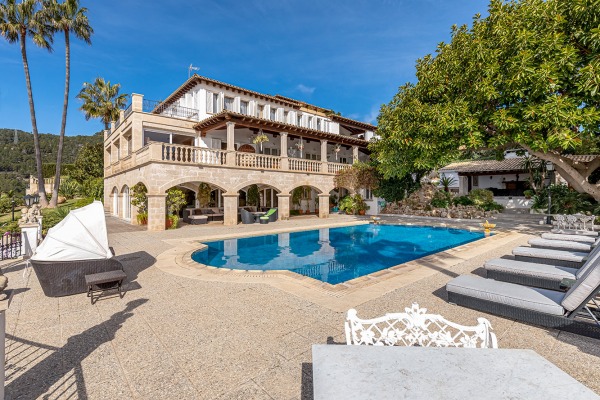 Exclusive luxury villa with sea views in a sought-after location in Genova image 4