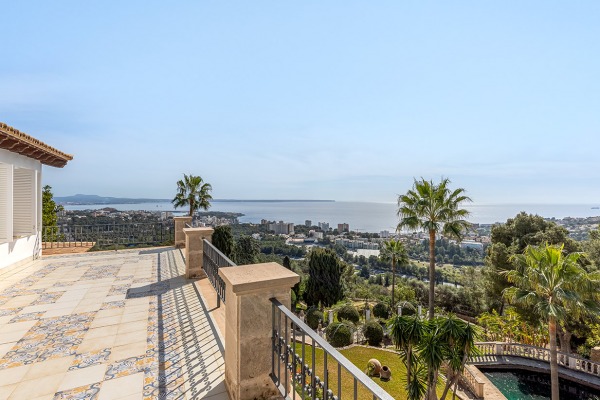 Exclusive luxury villa with sea views in a sought-after location in Genova image 5