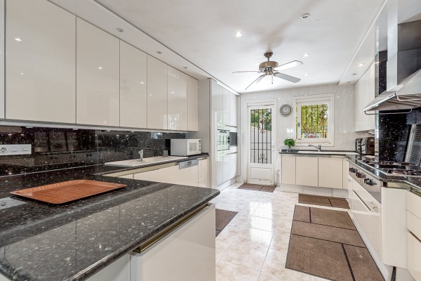 Exclusive luxury villa with sea views in a sought-after location in Genova image 12