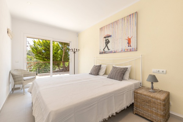 Exclusive villa with direct beach access to Cala Mandía and stunning views image 8