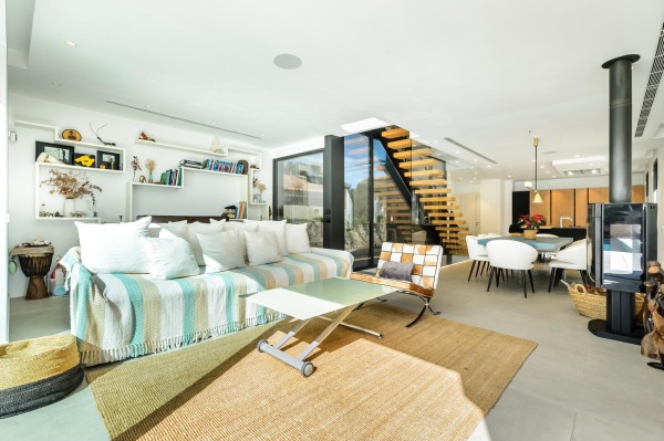 Modern villa in the upscale residential area of Portals Nous in the southwest image 4