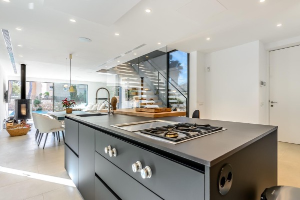 Modern villa in the upscale residential area of Portals Nous in the southwest image 7