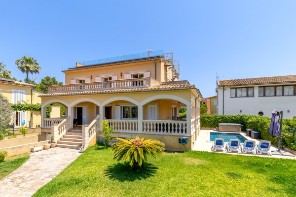 Mediterranean villa with a holiday rental license near the beach in Alcudia