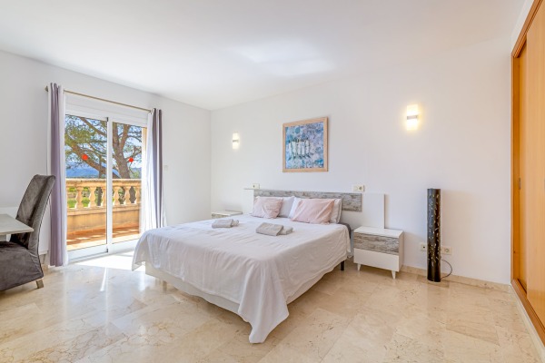 Mediterranean villa with a holiday rental license near the beach in Alcudia image 5