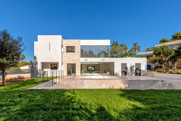 Modern, completely renovated luxury villa in an exclusive residential area image 2