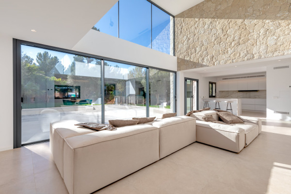 Modern, completely renovated luxury villa in an exclusive residential area image 4