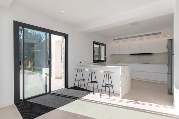 Modern, completely renovated luxury villa in an exclusive residential area image 7