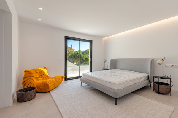 Modern, completely renovated luxury villa in an exclusive residential area image 8