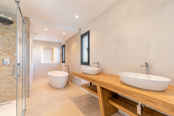 Modern, completely renovated luxury villa in an exclusive residential area image 9