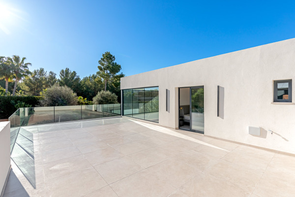 Modern, completely renovated luxury villa in an exclusive residential area image 12